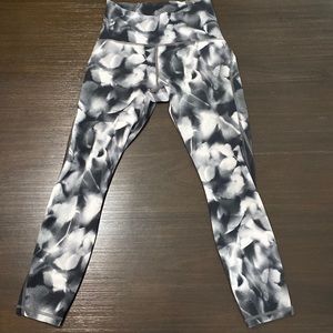 Black and white lululemon leggings